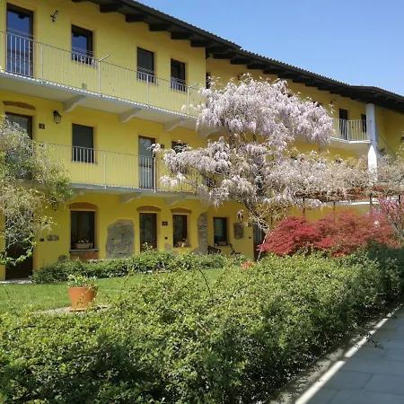 Tra Serra E Alloggio per agriturismo Roppolo